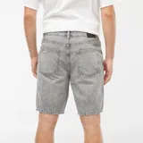 Bermudas de jean gris con efecto desgastado y roturas.