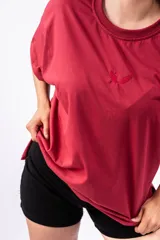 Remerón negro de corte holgado con cuello redondo y mangas cortas con dobladillo.