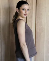 Musculosa blanca con cuello en V y costuras a contratono.