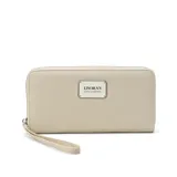 Billetera larga negra con cierre perimetral y placa metálica con logo. Posee múltiples compartimentos internos para tarjetas y documentos, además de un bolsillo con cierre interior. Incluye correa de mano desmontable.