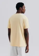 Camiseta gris oscuro de manga corta con cuello en V.