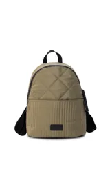 Mochila de tela color blanco con diseño capitoneado en la parte superior y textura tipo telar en la parte inferior. Tiene correas negras ajustables, asa superior y bolsillo frontal amplio. Incluye compartimento interno para iPad.