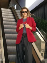 Blazer clásico color rojo con forro y mangas arremangadas.
