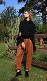 Pantalón babucha color marrón de cuerina con bolsillos laterales y cintura elastizada con cinturón de cordón ajustable.