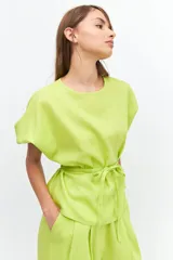 Blusa color verde lima, de manga tres cuartos con leve volumen y largo hasta la cadera. Incluye cinto extraíble en espalda que permite anudar para modificar la silueta.