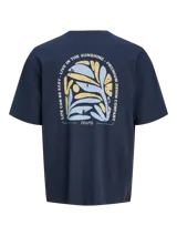 Remera azul marino de manga corta y cuello redondo con estampado en la espalda que incluye texto y diseño abstracto.