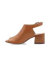 Sandalia peep toe color blanco hueso, confeccionada en cuero, con taco de madera y hebilla metálica.