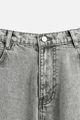 Pantalón relaxed fit confeccionado en denim de algodón celeste con efecto lavado. Cuenta con bolsillos frontales, traseros de plastrón y bolsillos multifunción en las perneras. El bajo es ajustable con trabilla. Cierre frontal con cremallera y botón.
