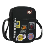Bandolera negra con correa ajustable, cierre superior y estampado de escudos de la NBA.
