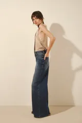 Pantalón de jean de corte oxford, color azul medio, con tiro medio y pierna ancha. Confeccionado en algodón y elastano.