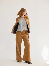 Pantalón de lino azul con corte palazzo y vivos a contratono color beige en los laterales.