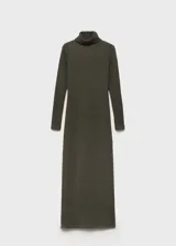 Vestido midi verde oscuro de tejido de punto con cuello alto y mangas largas.