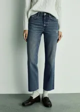 Pantalón de jean azul oscuro, de corte recto, tiro medio y largo cropped.