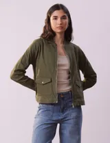 Campera verde militar de algodón, marca Baccini, con cierre frontal y bolsillos delanteros con solapa y botón.