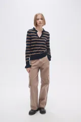 Sweater de punto a rayas horizontales blancas y negras, con cuello en V con volados.