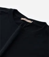 Blusa de manga larga color verde militar, confeccionada en tejido rib de viscosa certificada, con cuello redondo y corte holgado.