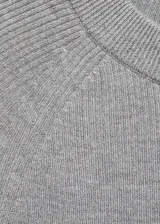 Jersey gris de punto fino con cuello alto, manga larga y corte entallado.