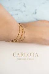 Tobillera dorada de acero quirúrgico con cadena de bolitas.