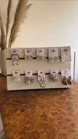 Set de aros y caravanas plateadas y doradas con diseños florales, abstractos y geométricos.