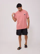 Remera color crudo de algodón con estampa en la espalda con motivos playeros y la frase "Surf Island Rusty Go".