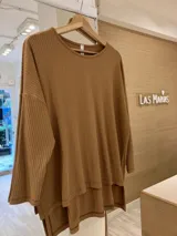 Remerón blanco de manga larga confeccionado en morley y viscosa.