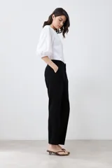 Pantalón negro de vestir, corte slim, con bolsillos laterales y traseros.