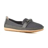 Zapato bajo tipo mocasín color beige, con capellada de tejido calado, detalle de hebilla dorada y suela plana.