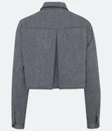 Camisa cropped de manga larga con cuello camisero, bolsillos delanteros y estampado de espina de pescado.
