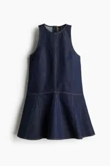 Vestido corto sin mangas en denim azul, con escote redondo y cierre oculto en la espalda. Costura visible en la cadera y pollera acampanada con nesgas para dar vuelo.