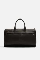 Bolso de viaje negro con acabado grabado, compartimento principal con cierre de cremallera, bolsillo interior con cierre de cremallera, bolsillo frontal con cierre de cremallera, asa de hombro removible y ajustable.