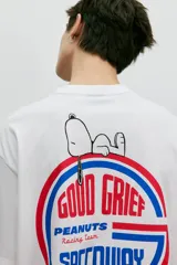 Remera blanca de algodón con cuello redondo y estampado pequeño en el pecho con el texto "Peanuts Racing Team" en color azul.