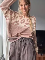 Sweater de punto color beige con estampado animal print marrón.