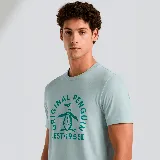 Remera celeste de manga corta con cuello redondo y estampado central con el logo de Original Penguin y el texto "EST. 1955".