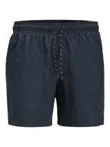 Short de baño azul marino con cintura elástica, cordón ajustable, bolsillos delanteros y trasero. Confeccionado en tejido plano de nylon y poliéster.