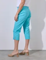 Pantalón capri en gabardina elastizada, color naranja, con pretina ancha y corte recto.