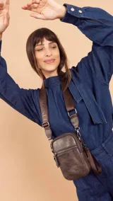 Bandolera azul de cuero sintético con cierre metálico principal y cierre frontal. Cuenta con correa de galón gruesa y ajustable.