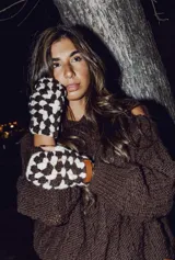 Mitones tejidos a mano en lana merino color marrón y crudo, con diseño a cuadros. Inspirados en el estilo vintage de los años 60.