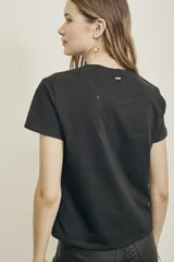 Remera negra de algodón peinado con calce al cuerpo y detalle bordado en el lateral.