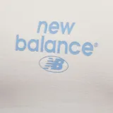 Top deportivo blanco con logo de New Balance en celeste.