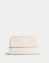 Billetera negra de cuerina con formato fichero y solapa bordada. Cuenta con sistema de apertura con broche a presión y compartimentos para tarjetas y billetes.