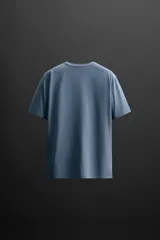 Camiseta deportiva marrón de tejido técnico ligero y elástico con estructura. Cuello redondo, manga corta, costuras planas y logo estampado.