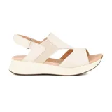 Sandalias negras de cuero sintético con plataforma y ajuste con hebilla.