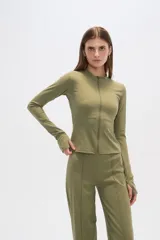 Campera verde oliva de calce al cuerpo y manga larga, con cierre frontal y cuello mao.