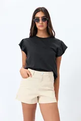 Short de jean color beige, con calce medio, bolsillos funcionales y tajos pequeños en el ruedo.