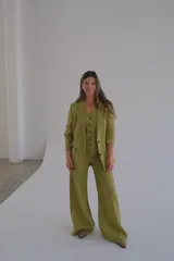 Pantalón de vestir color verde pistacho, de corte palazzo y tiro alto.