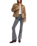 Chaqueta color marrón de gamuza sintética, con cuello en punta, cierre frontal con botones, cuatro bolsillos con solapa y calce relajado a la altura de la cadera.