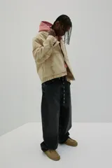 Campera color beige de sarga de algodón con efecto lavado, corte holgado, cuello clásico, cierre frontal con cremallera, bolsillos delanteros de parche, bolsillo interior con botón a presión, botones a presión ajustables en los puños y en los laterales del bajo y forro interior.