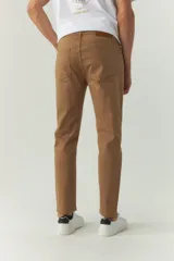Pantalón de gabardina color verde oliva, de corte slim fit, con cinco bolsillos y logo bordado en el bolsillo trasero.