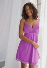 Chemise corta color lila con breteles finos regulables y apliques de encaje en el escote y el ruedo.