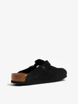 Zuecos Birkenstock Boston Sfb de gamuza color negro, con plantilla anatómica de corcho y látex, y tira ajustable con hebilla metálica.